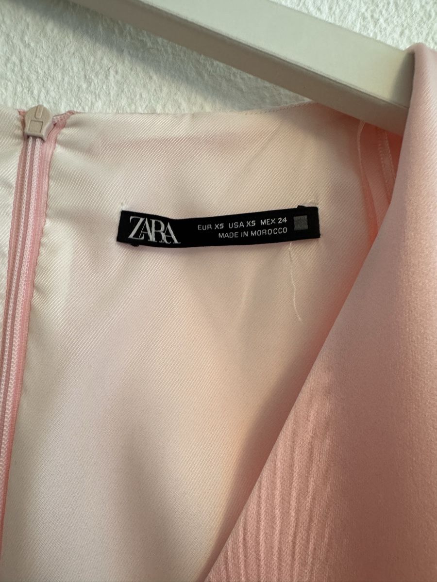 Zara Robes: robe satinée rose clair Zara  – Neuf (Voir description) à Lausanne par Michel_Ozcan 1