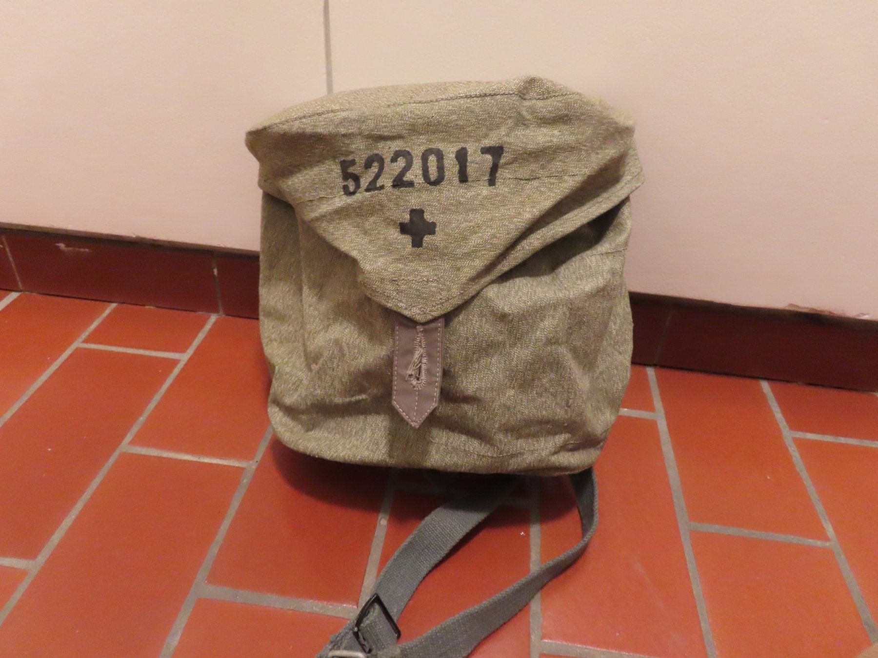 Schweizer Armee Borse: Schweizer Armee Gasmaskentasche Schutzmaskentasche Neu – Nuovo (secondo la descrizione) da Grenchen venduto da sunflyer01
