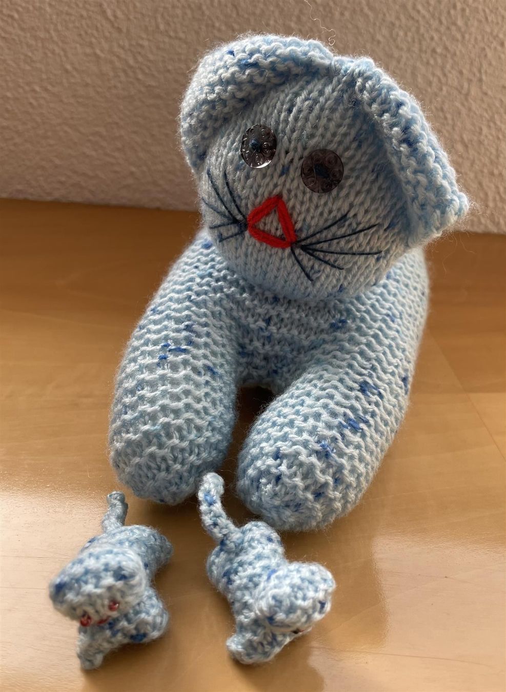 Giocattoli: handgestrickte Katze mit Babys im Bauch – Nuovo e nell'imballaggio originale da Diepoldsau venduto da preisparadies-ch 1