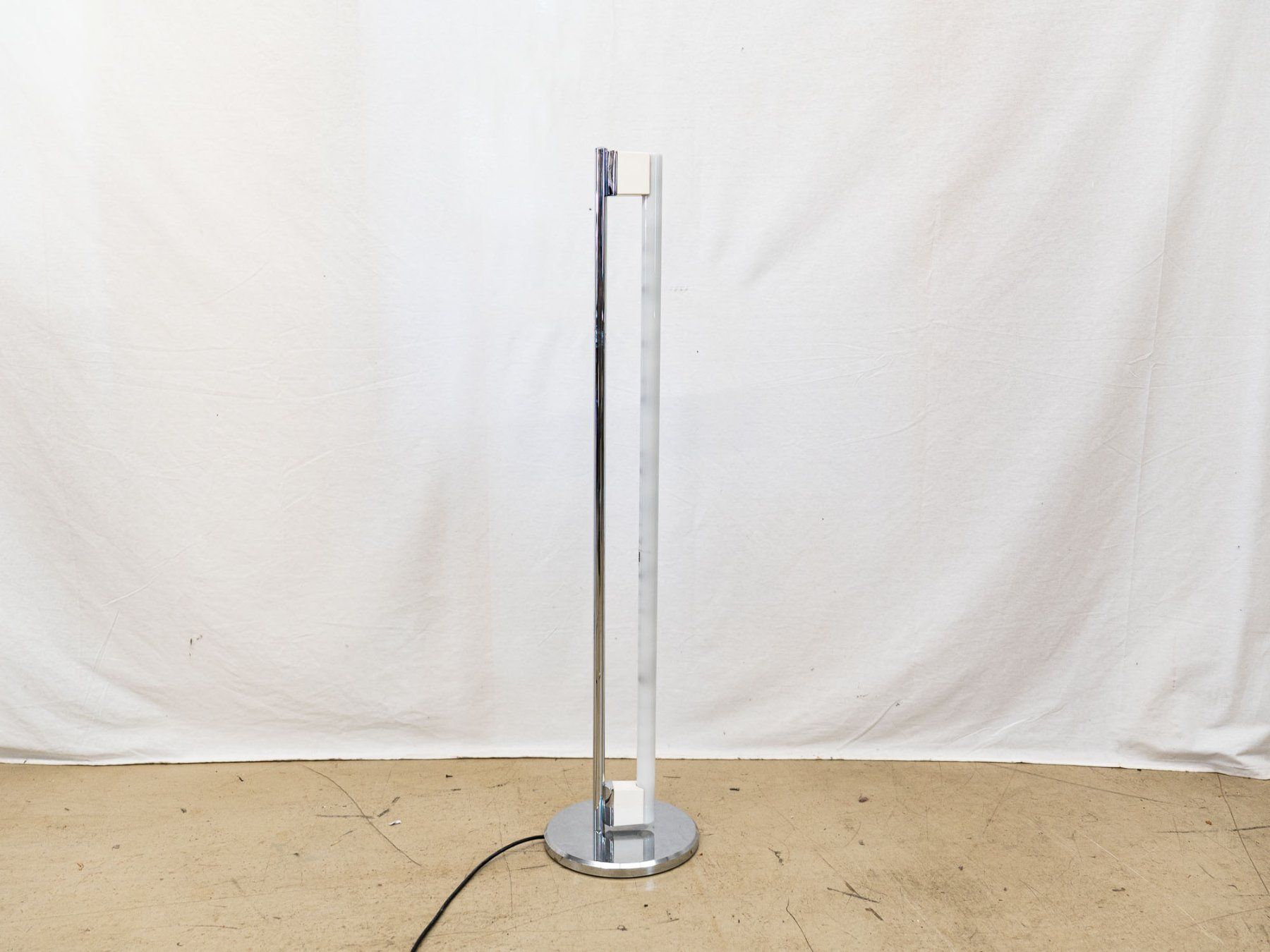 Lampade: Eileen Gray Tube Light - Stehlampe, 1927 - Ref. 06/08 – Usato da Au ZH venduto da BrockiAu 1
