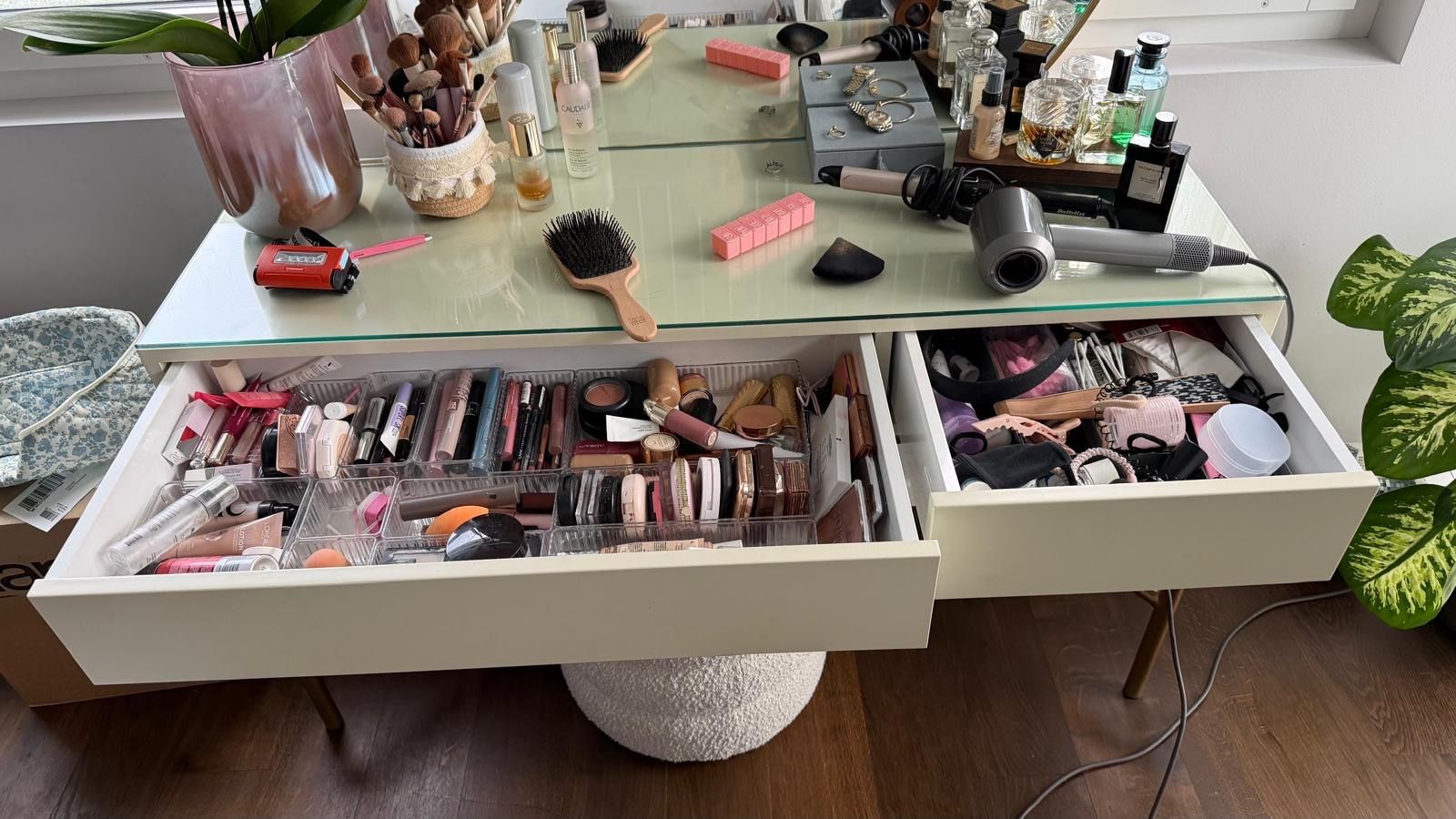 Tavoli da trucco: Schminktisch mit beleuchtetem Spiegel – Usato da  venduto da  2