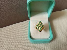 Exclusiver Damenring mit Smaragden und Brillanten