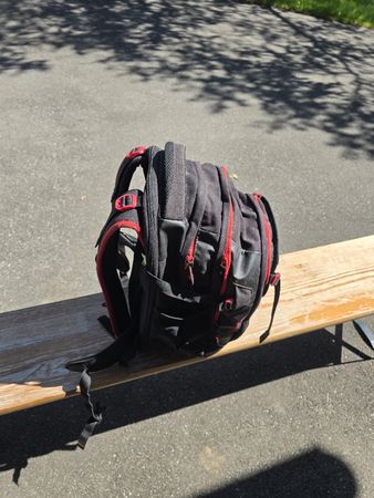 Rucksack schwarz rot mehrere Fächer gebrauchter Zustand
