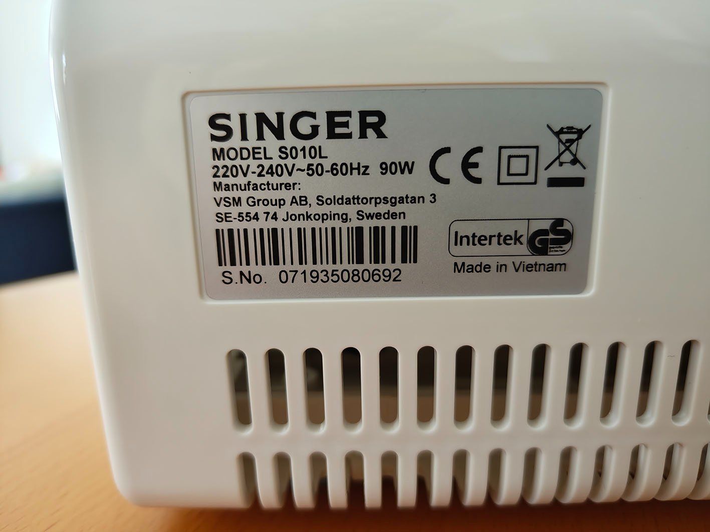 Singer Macchine da cucire: Machine à surjeter SINGER S010L blanche - très bon état – Nuovo e nell'imballaggio originale da Payerne venduto da franky_23 3