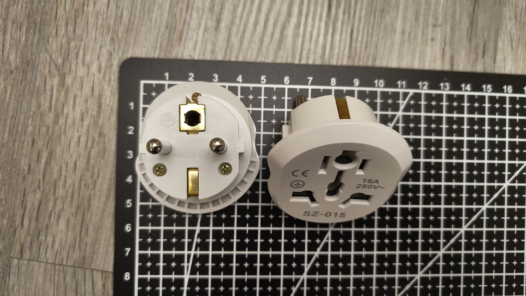 Unità & Adattatore: 2x Reiseadapter Strom Schuko EU Dose auf CH Stecker 2+3pol – Nuovo (secondo la descrizione) da Effretikon venduto da easyjones