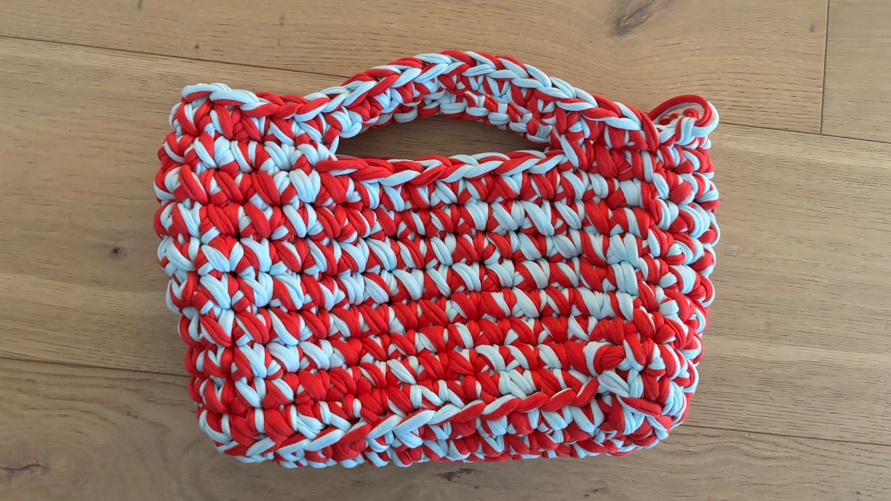 Borse da donna: Handtasche gehäkelt rot hellblau – Nuovo e nell'imballaggio originale da Uitikon Waldegg venduto da Thefateofophelia 1