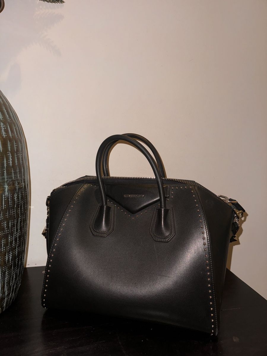 Taschen für Damen: Givenchy Handtasche Antigona Schwarz Nieten – Gebraucht aus Regensdorf von mery26 4