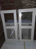 Kleiner weisser Schrank / Kommode mit Glastüren