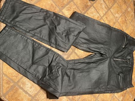 Pantaloni similpelle con zipM/L—, perfetti per l'autunno!