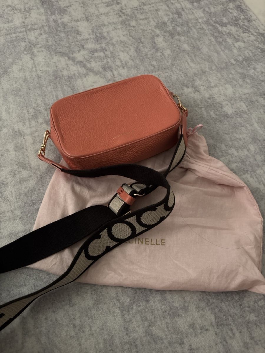 Coccinelle Taschen für Damen: Umhängetasche Coccinelle – Gebraucht aus Safenwil von sabikie