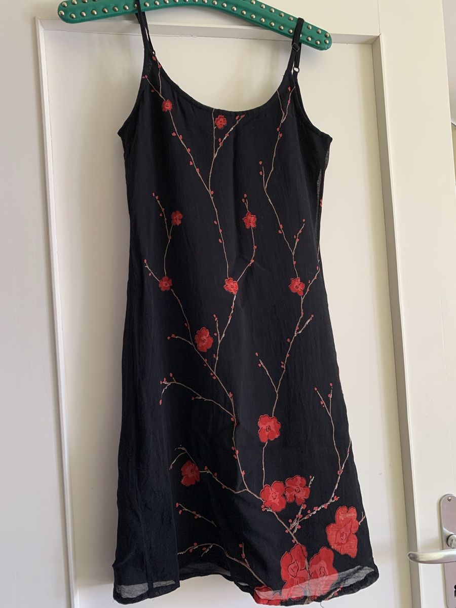 Vestiti: Trägerkleid schwarz mit roten Kirschblüten – Usato da Pfäffikon ZH venduto da mel_lmw7 1