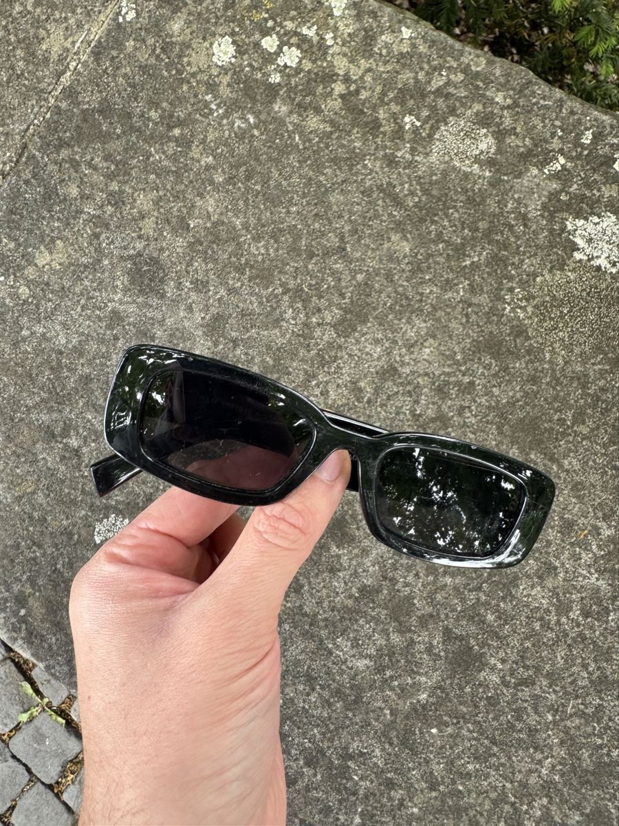 H&M Occhiali & Lenti: H&M Thick Frame Sunglasses Black Vintage – Usato da Effretikon venduto da rus_2l2p 2