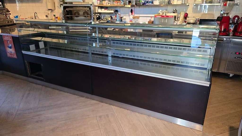 Réfrigérateurs: Vitrine réfrigérée avec compartiments intégrés – D'occasion à Versoix par oliviera71
