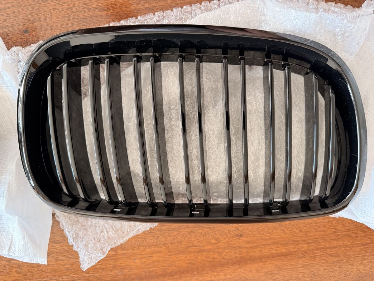 BMW Tutti pezzi di ricambio auto: BMW x5 e70 Niere Grill M Performance – Nuovo e nell'imballaggio originale da Dättwil AG venduto da 123uher 3