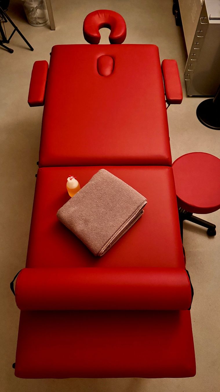 Gonser Chaises longues: Massageliege 2-Zonen rot – D'occasion à Solothurn par PluAdi 1