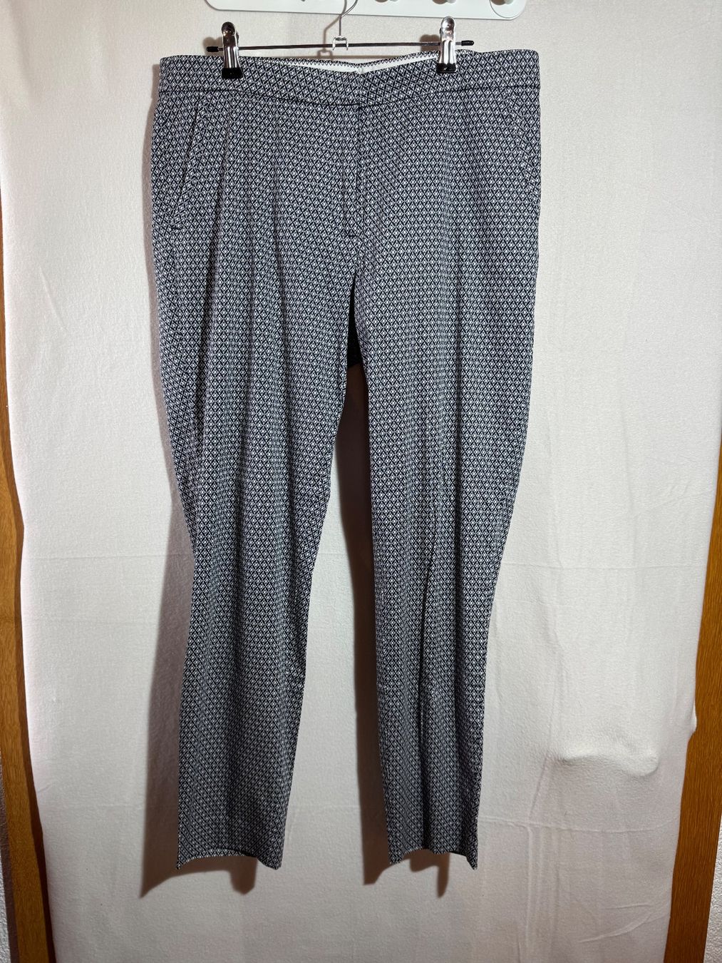 H&M Pantaloni: Gemusterte Stoffhose von H&M Gr. 40 – Usato da Grosswangen venduto da SALE_SALE_SALE