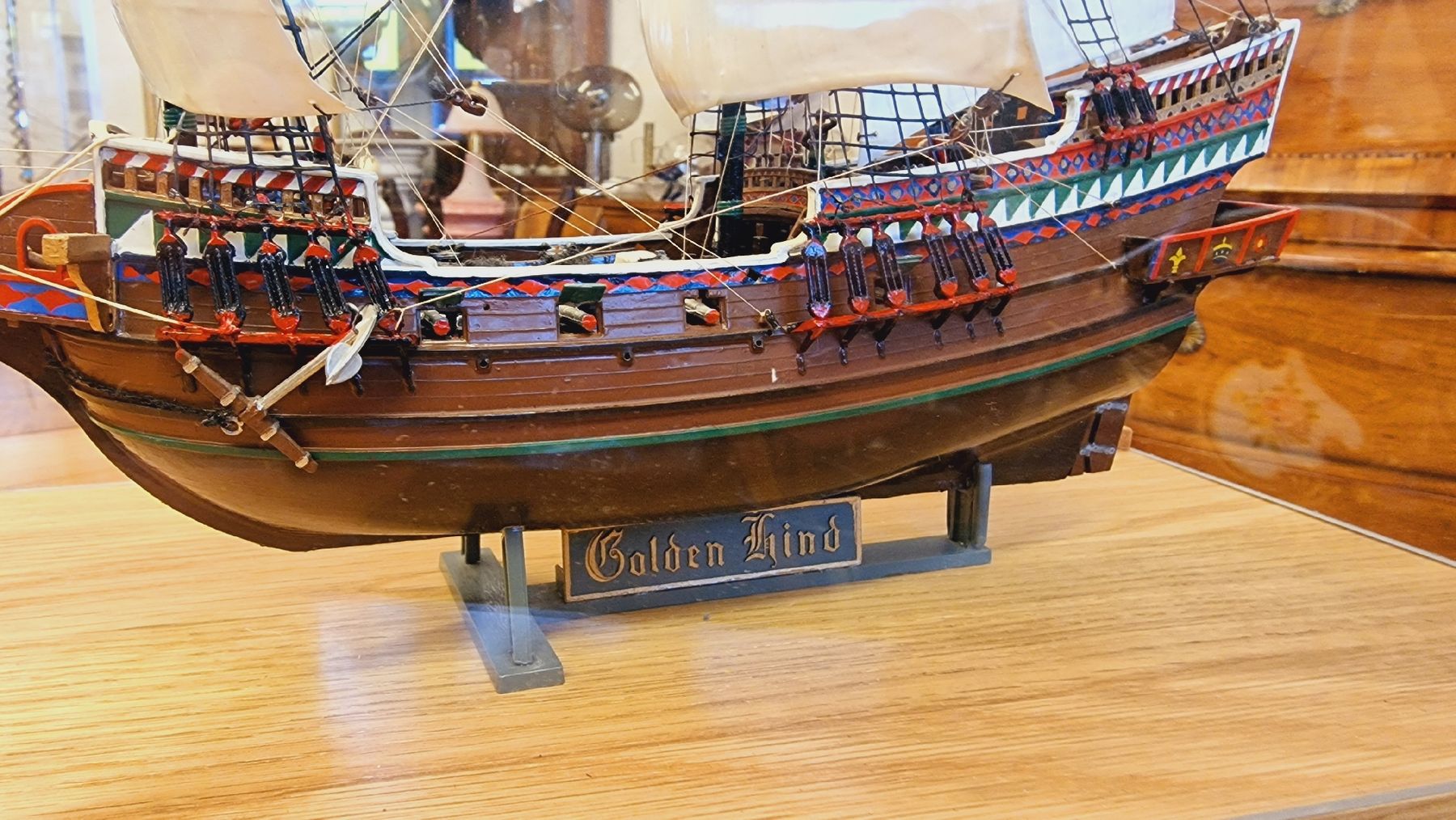Kit di modellismo & Modellini statici: Schönes Modellschiff Golden Hind mit Vitrine – Usato da BERN venduto da Intarsia 1