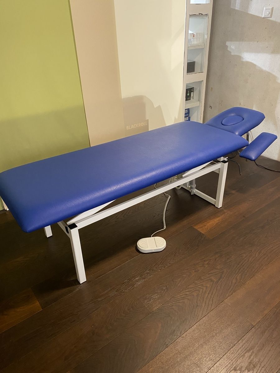 Chaises longues: Elektrische Behandlungsliege blau – D'occasion à Rüti ZH par Holland8
