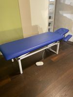 Elektrische Behandlungsliege blau