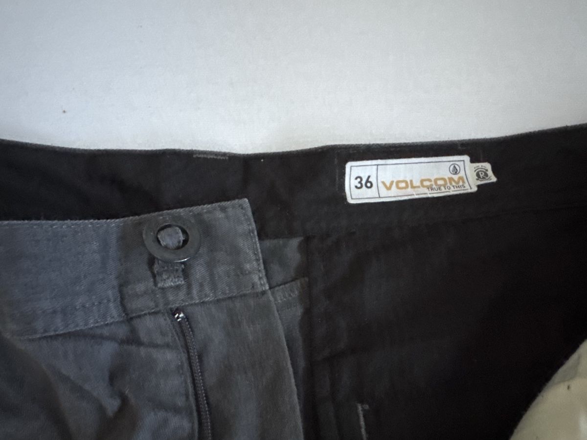 Volcom Pantaloni: Shorts Volcom bequem und elegant Grösse 36 – Usato da Henggart venduto da Qtisland 2