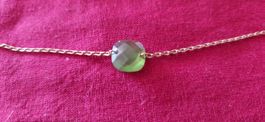 Collier en métal doré et avec pendentif vert biseauté