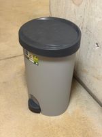 Poubelle à pédale grise en plastique bon état