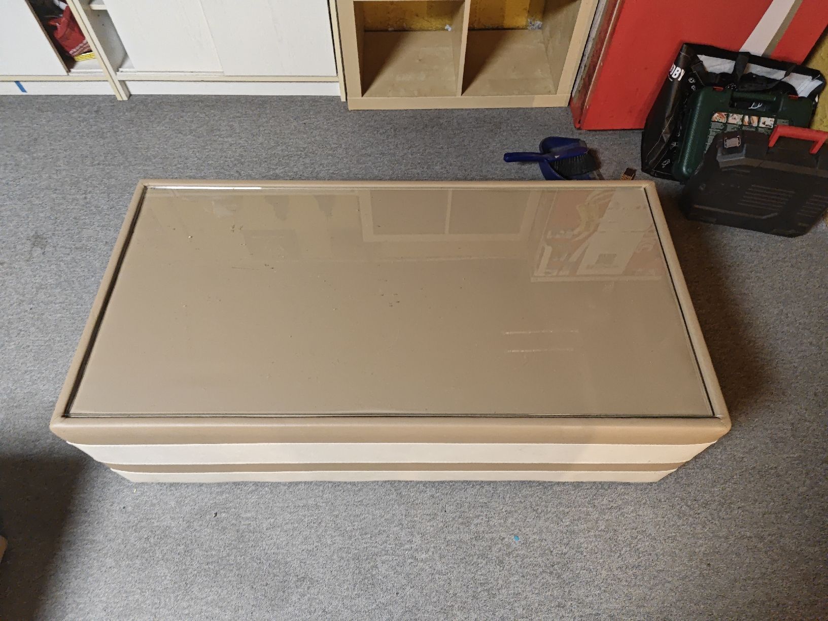 Tavoli: Couchtisch mit Glasplatte, Beige/Creme – Nuovo (secondo la descrizione) da Sissach venduto da Siraiwan 2