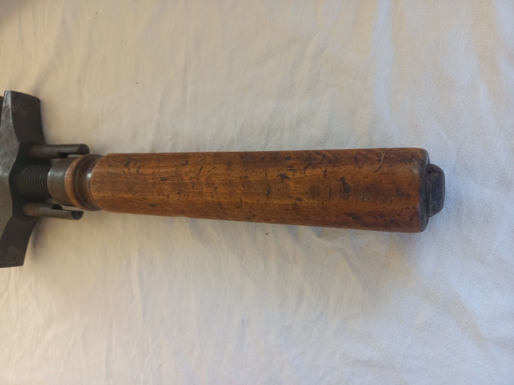 Tutti gli attrezzi: Clé à molette ancienne avec manche en bois – Usato da Rossens FR venduto da Souris1 2