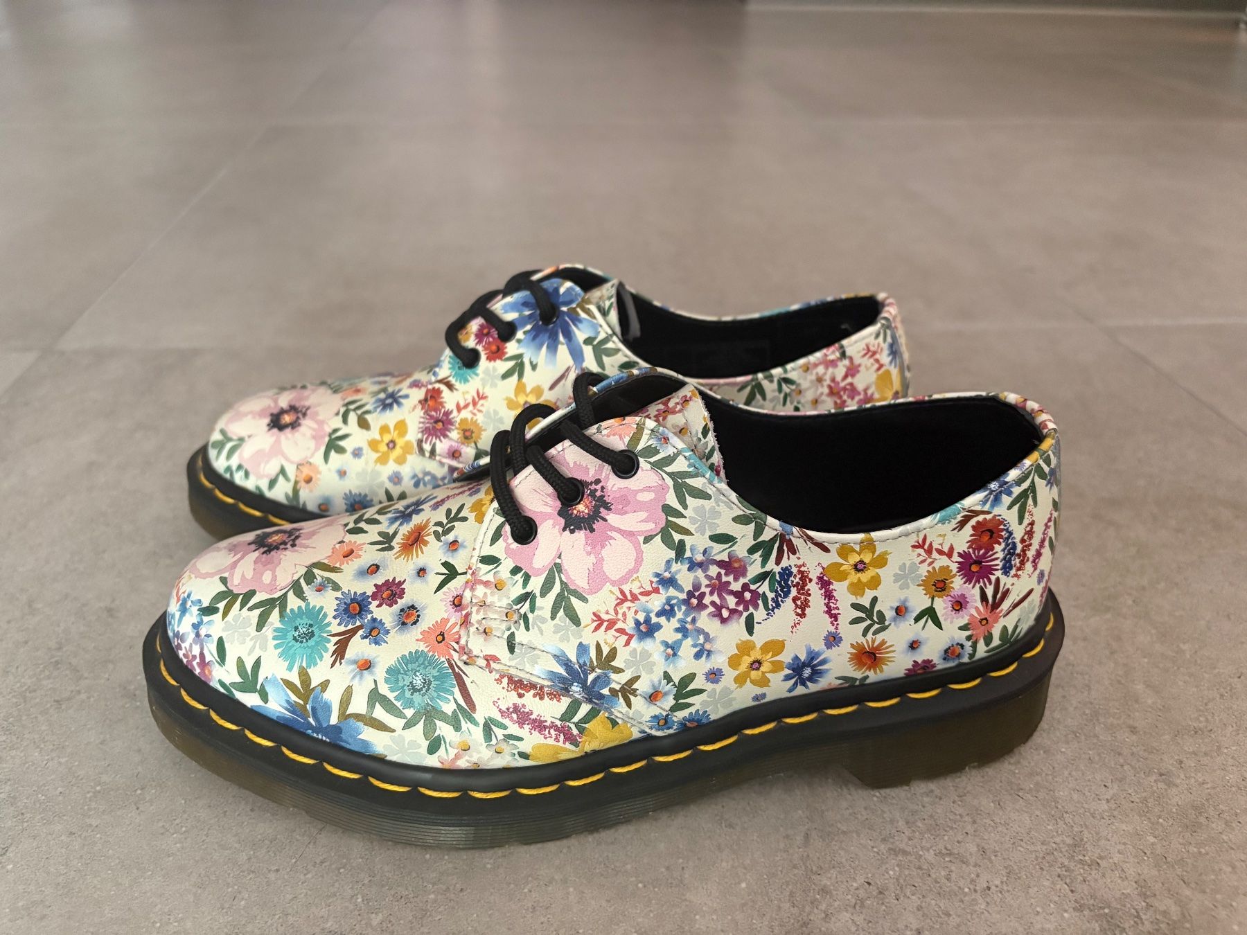 Dr. Martens Scarpe da donna: Dr. Martens Schuhe mit Blumenmuster Gr. 38 – Usato da Basel venduto da El_Haraldo