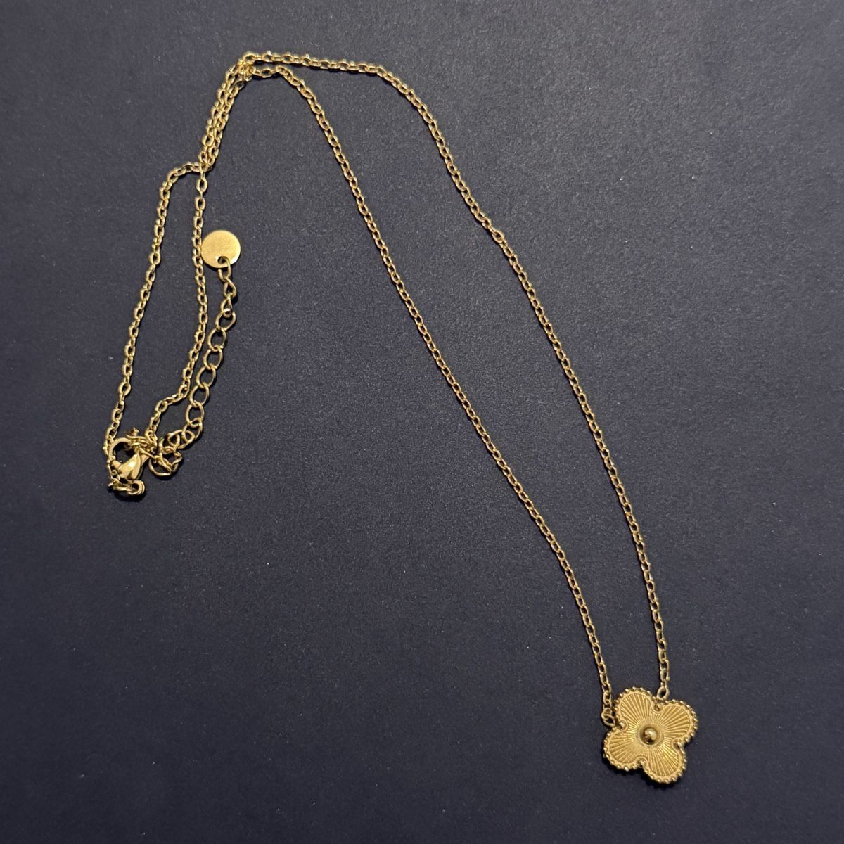 Colliers: gold clover necklace  – D'occasion à Figino par 1024sells
