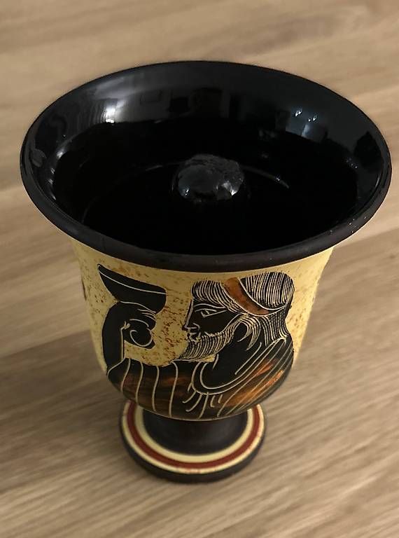 Tazze: Pythagoreischer Becher / Becher der Gerechtigkeit – Usato da Winterthur venduto da Vikus