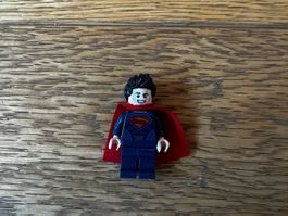 LEGO Superman Minifigur mit rotem Umhang