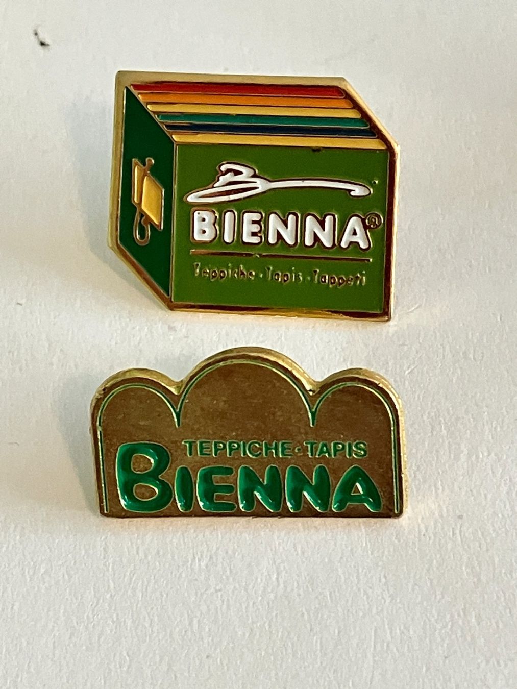 Plaquettes & Badges: 2 Pin Bienna Teppiche – D'occasion à Basel par djwwpp