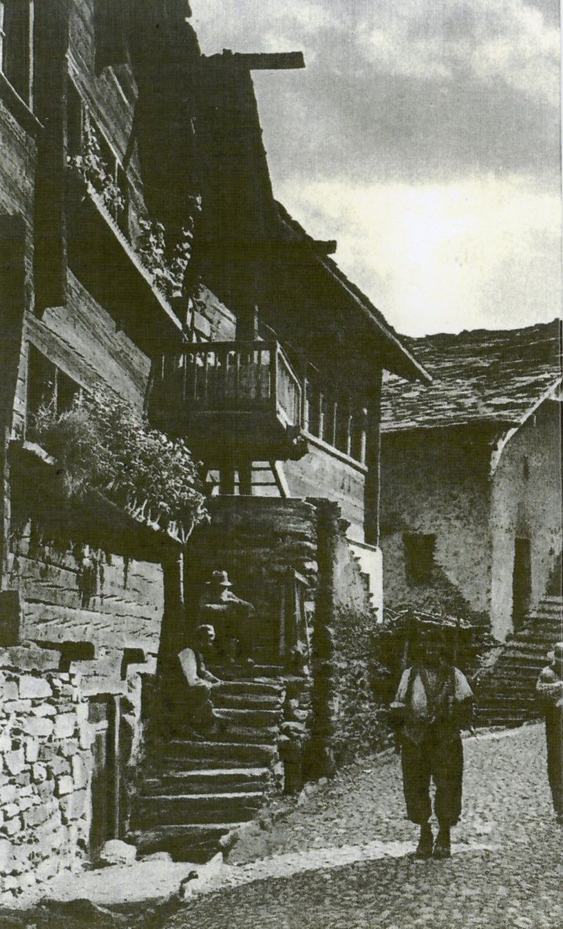 Cartoline postali: St. Niklaus   VS   -   Dorfgasse – Usato da Brig venduto da Valcards54