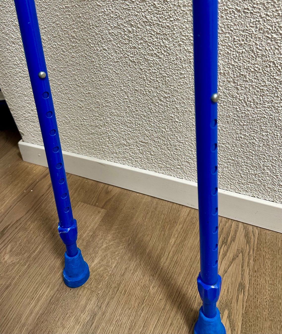 Ausili per la deambulazione: Gehstöcke, blau, verstellbar – Usato da Uster venduto da Wer_brauchts 1