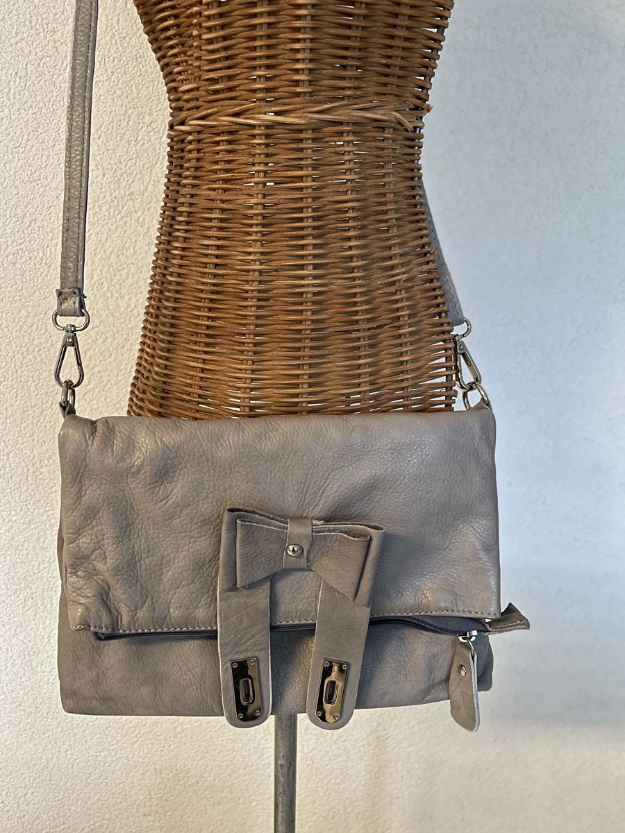Borse da donna: Graue Leder Handtasche mit Schleife – Usato da Spreitenbach venduto da R_1691 1