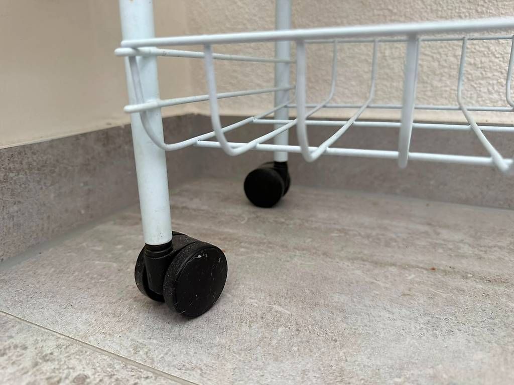 Carrelli di servizio: Chariot en métal blanc – Usato da La Chaux-de-Fonds venduto da lar_w5pw 2