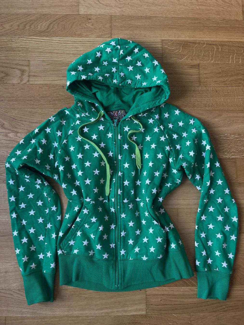Maglioni & Felpe: Pull à capuche verte à étoiles blanches – Usato da La Tour-de-Trême venduto da lol_85kj
