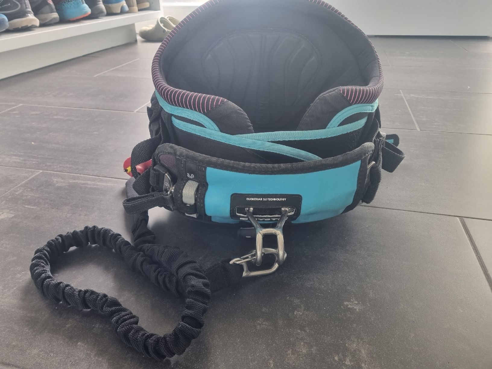 Aquilone: Kitesurf-Set Cabrinha Switchblade 9m, Trapez, Bar, Pumpe, .. – Usato da Wünnewil venduto da Utan8 1