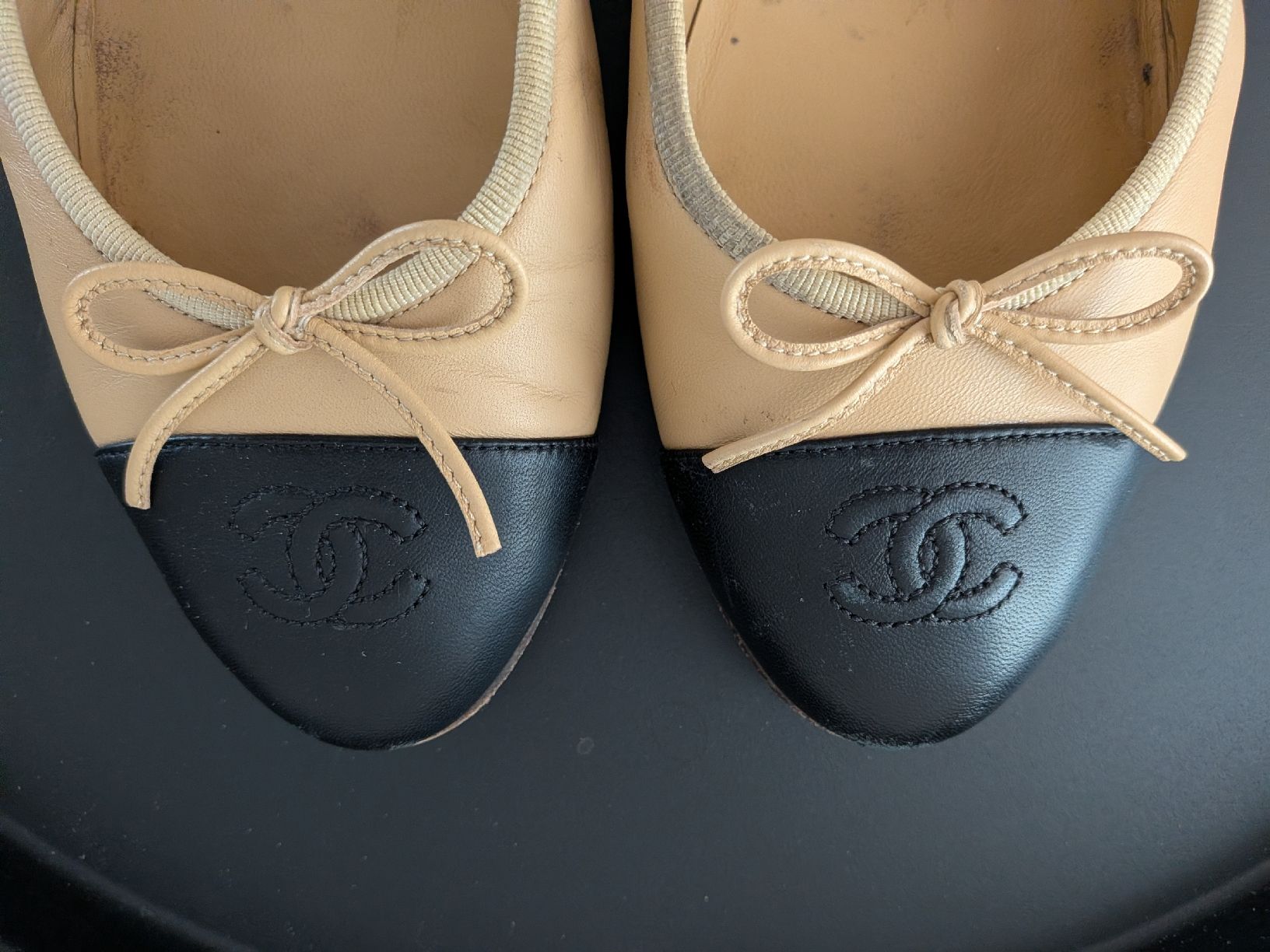 Chanel Scarpe da donna: Chanel Cambon Leather Ballet Flats – Usato da Morges venduto da dhi_y2qk 2