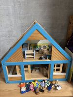 Grosses Holzpuppenhaus mit Möbel und Puppen