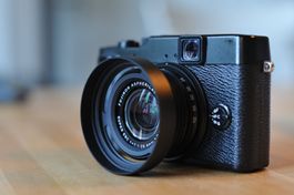 Fujifilm X10, gut - mit Sonnenblende, 2 Akkus und Ladegerät.