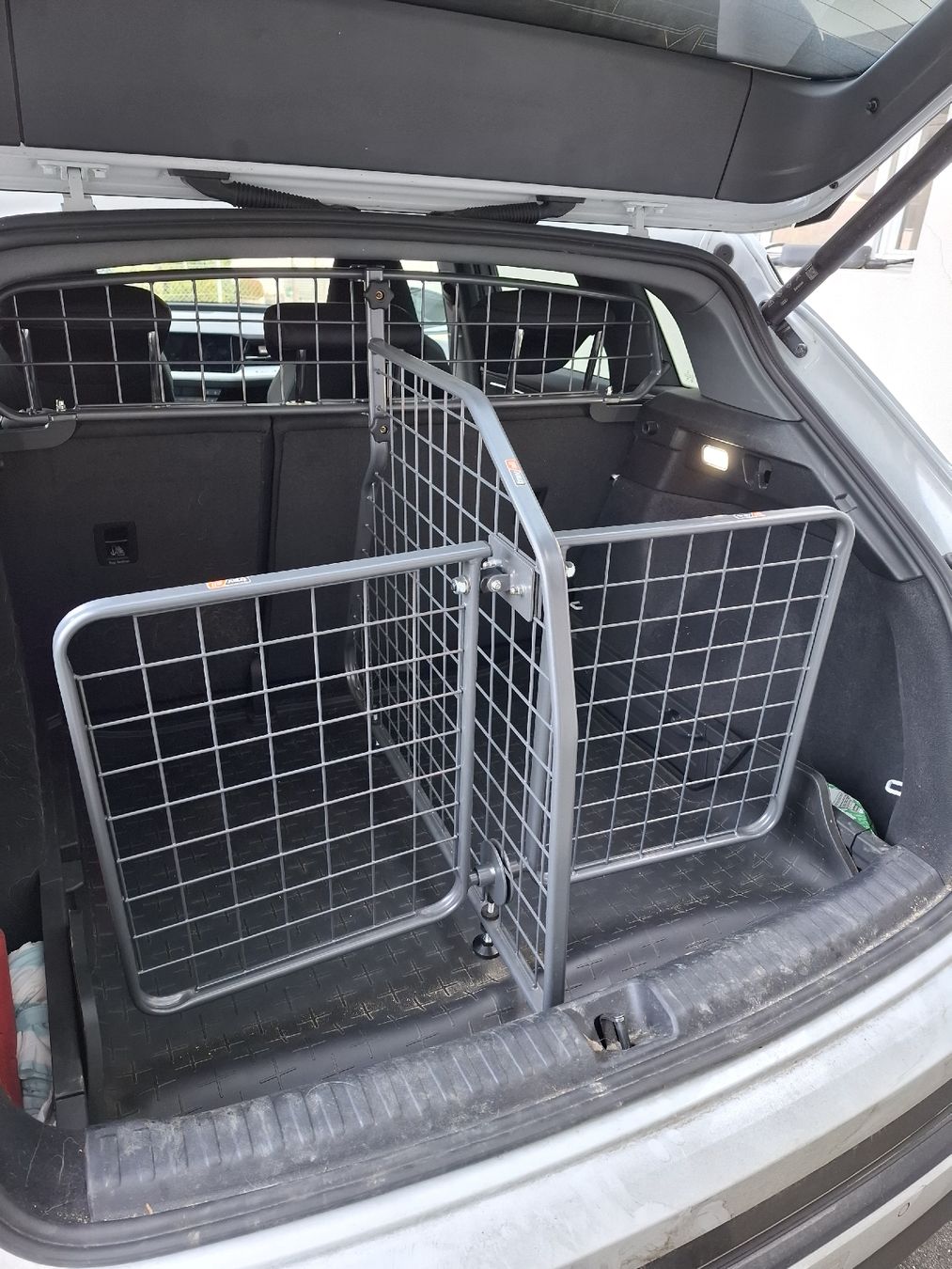 Gabbie, trasporto & Sicurezza: Hundegitter Audi Q4 e-tron – Usato da Attiswil venduto da Tantan14 1