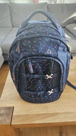 Satch Schulrucksack blau mit bunten Dreiecken