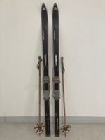 Ski (Nr. 33), alte Holzski mit Stöcken
