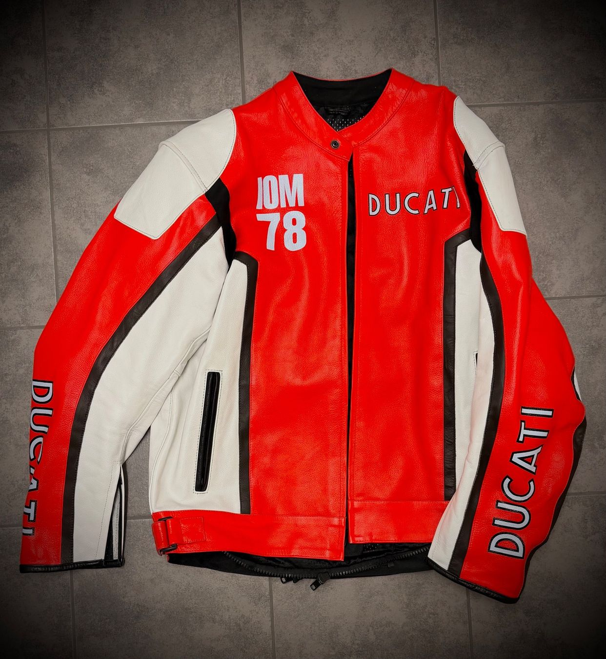 Ducati Giacche: Ducati Motorradlederjacke IOM72 – Nuovo (secondo la descrizione) da Neftenbach venduto da Onlineshopper 3