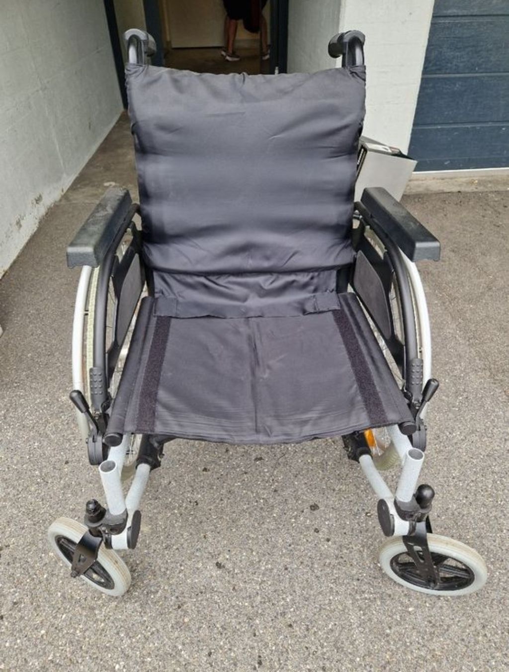 Sedie a rotelle: Rollstuhl Breezy Basix mit Sitzbreite 44cm gebraucht – Usato da Wittenbach venduto da garbis