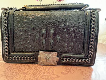 Handtasche schwarz Kroko-Optik mit Kette neuwertig