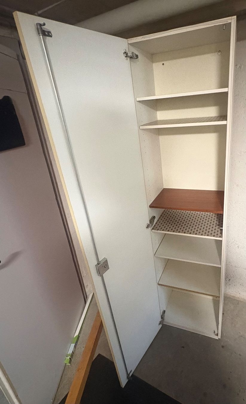 Schränke: Schrank rot, Weiss, mit Schubladen und Fächern – Gebraucht aus Frick von Rukki 1