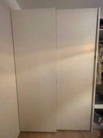 Grosser weisser Kleiderschrank mit Schiebetüren